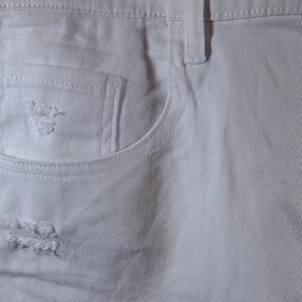 NWT MADDEN NYC DESTRESSED Elegant White Lace Trim Jean Shorts - Picture 7 of 8